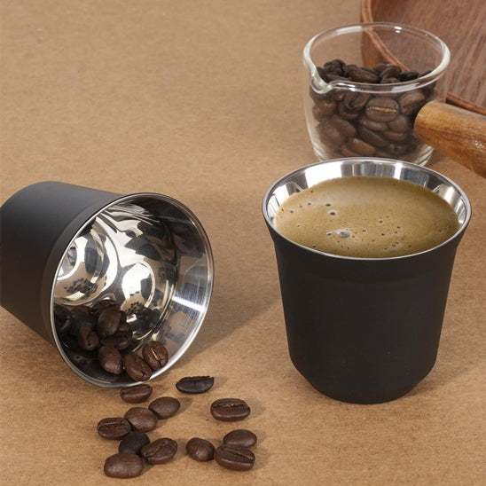 tasse café remplie de café et une autre avec des grains