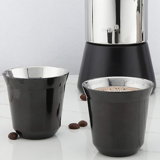 deux tasse café sur comptoir blanc
