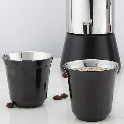 deux tasse café sur comptoir blanc