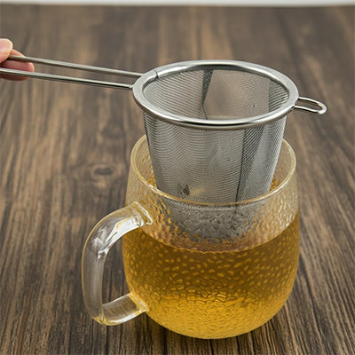 filtre a the dans tasse en verre