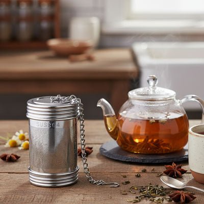 infuseur a the sur comptoir a cote de theiere