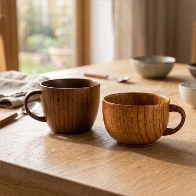 tasse a cafe sur table près de fenêtre