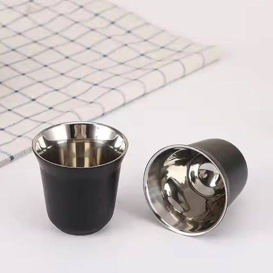 tasse café a coté de linge vaisselle à carreaux