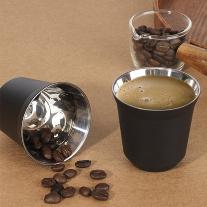 tasse café remplie de café et une autre avec des grains